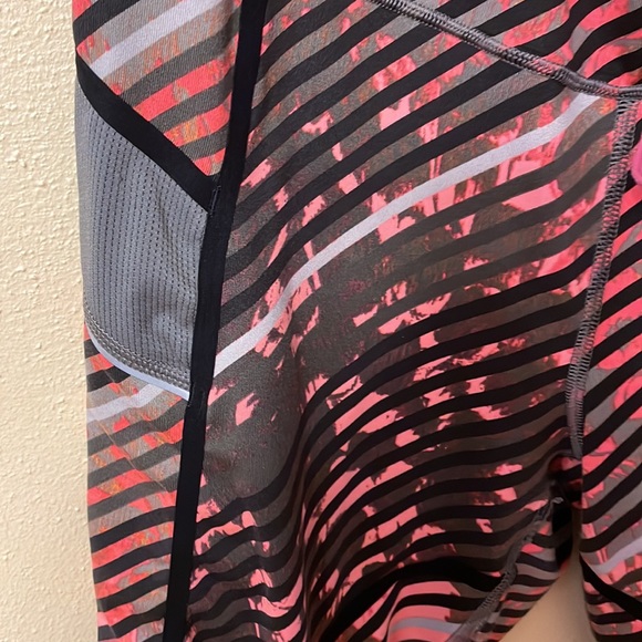 Athleta Large woman’s cropped length leggings zip pocket elastic tie in waist - Picture 4 of 8